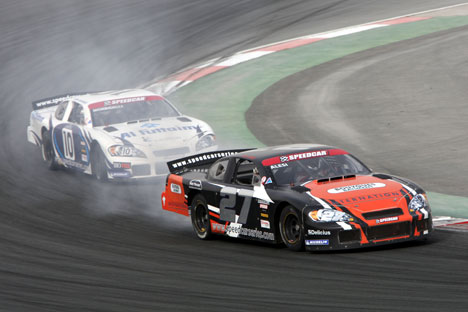 Jean Alesi (#27) kæmpede sig helt frem i Speedcar Series feltet, og her har han netop taget føringen og passeret Morbidelli.